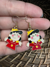 Load image into Gallery viewer, Snoopy earrings!