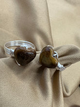 Load image into Gallery viewer, Tiger eye heart ring