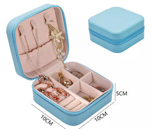 Traveling jewelry box