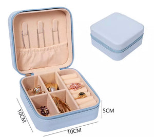 Traveling jewelry box