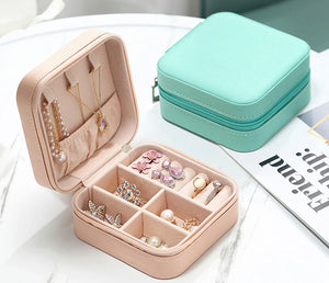 Traveling jewelry box