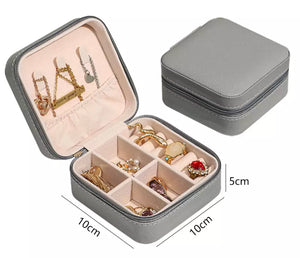 Traveling jewelry box