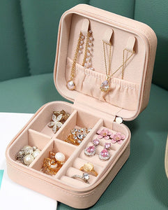 Traveling jewelry box